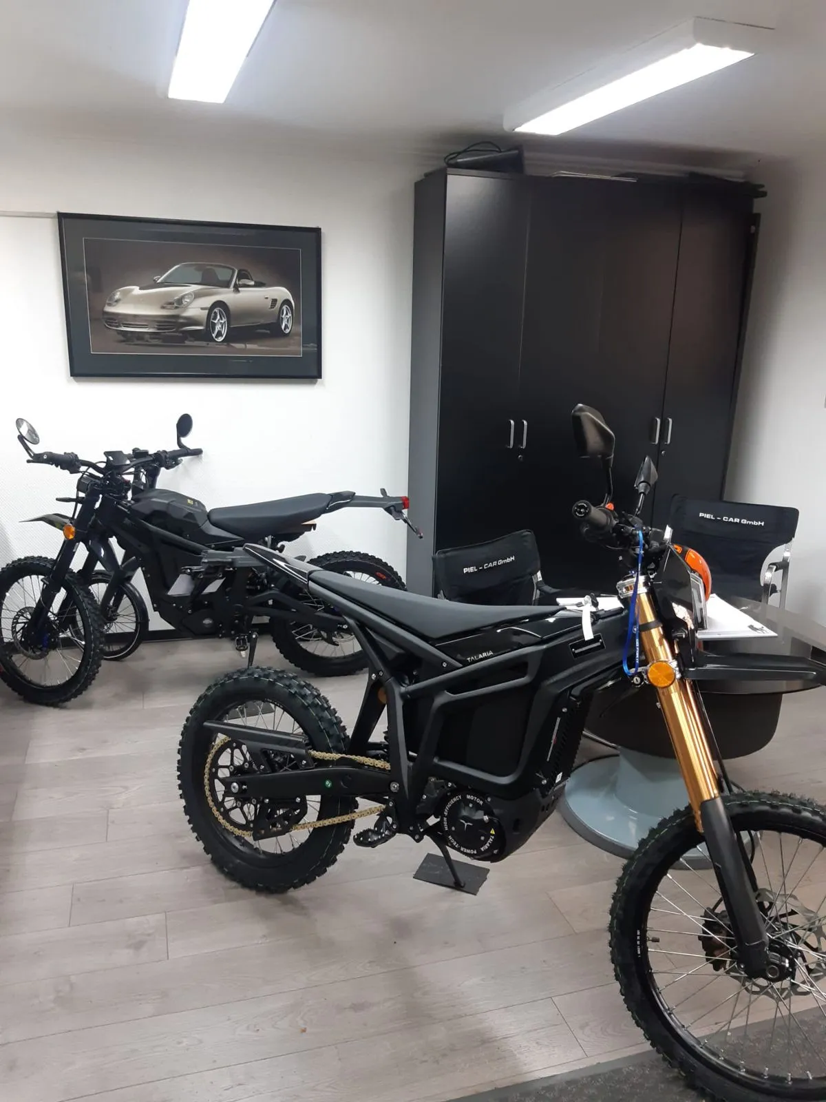 Showroom mit Talaria-Elektromotorrädern